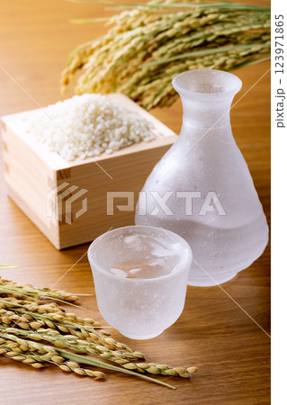 升　注がれるお酒 123971865