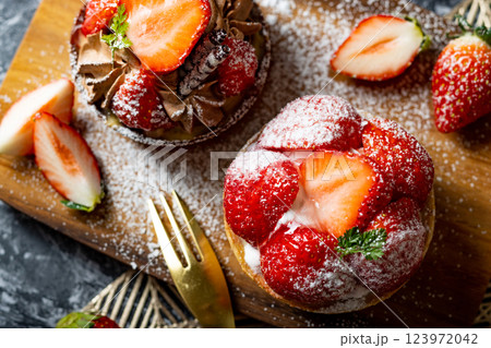 かわいいイチゴのケーキ かわいいイチゴのケーキ 123972042