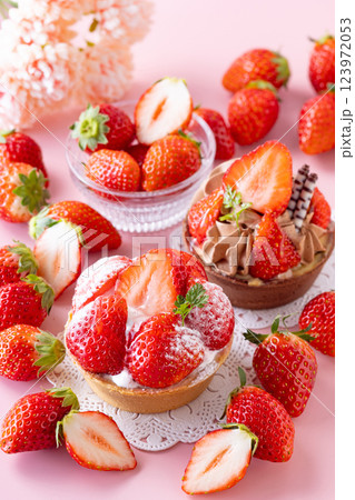 かわいいイチゴのケーキ 123972053