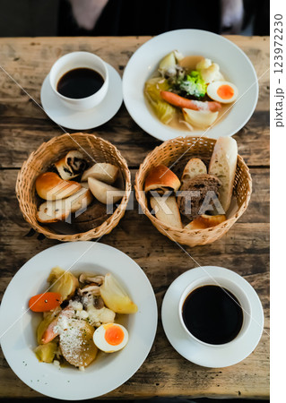 朝、カフェで食べる朝食 朝、カフェで食べる朝食 123972230