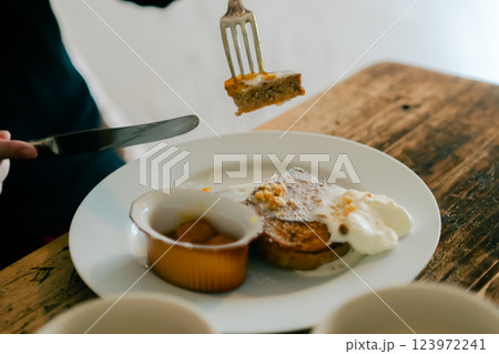 朝、カフェで食べる朝食 123972241