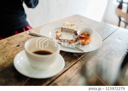 朝、カフェで食べる朝食 朝、カフェで食べる朝食 123972279