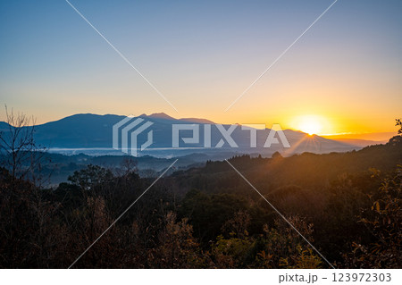 陣ノ岡から見る霧島連山の朝日（湧水町） 123972303