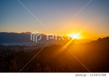 陣ノ岡から見る霧島連山の朝日(湧水町) 陣ノ岡から見る霧島連山の朝日(湧水町) 123972306