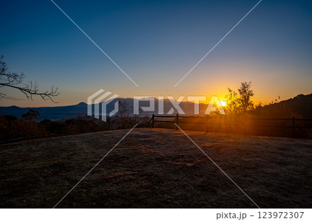 陣ノ岡から見る霧島連山の朝日(湧水町) 陣ノ岡から見る霧島連山の朝日(湧水町) 123972307