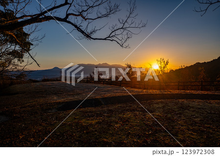 陣ノ岡から見る霧島連山の朝日(湧水町) 陣ノ岡から見る霧島連山の朝日(湧水町) 123972308