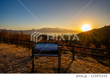 陣ノ岡から見る霧島連山の朝日（湧水町） 123972310