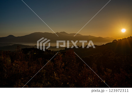 陣ノ岡から見る霧島連山の朝日(湧水町) 陣ノ岡から見る霧島連山の朝日(湧水町) 123972311