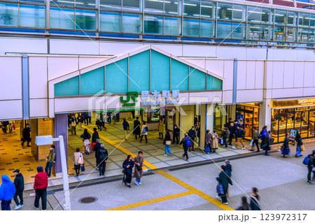 日本の横浜都市景観 桜木町駅や電車、窓ガラスに映る大観覧車、パシフィコ横浜などを望む＝3月15日 123972317