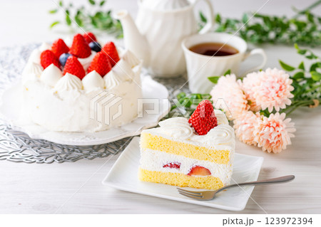 かわいいイチゴケーキ 123972394