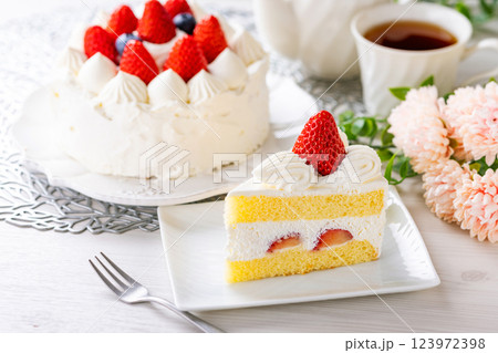 かわいいイチゴケーキ 123972398
