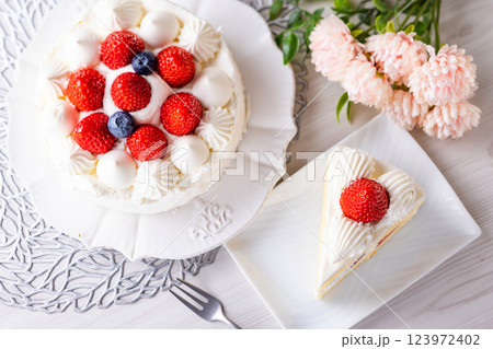 かわいいイチゴケーキ 123972402