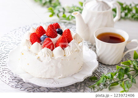 かわいいイチゴケーキ 123972406