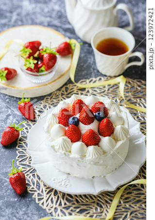 かわいいイチゴケーキ 123972421