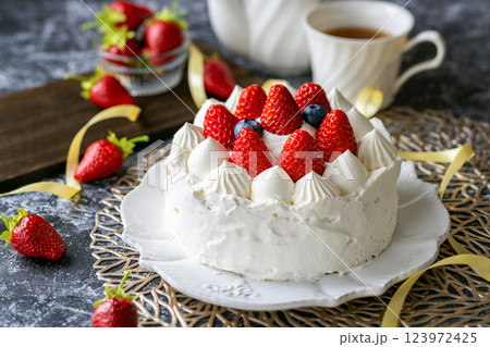 かわいいイチゴケーキ かわいいイチゴケーキ 123972425