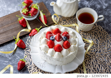 かわいいイチゴケーキ かわいいイチゴケーキ 123972435