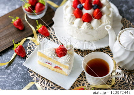 かわいいイチゴケーキ かわいいイチゴケーキ 123972442
