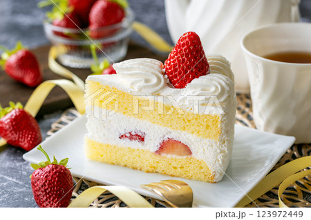 かわいいイチゴケーキ 123972449
