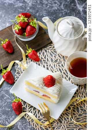 かわいいイチゴケーキ 123972451