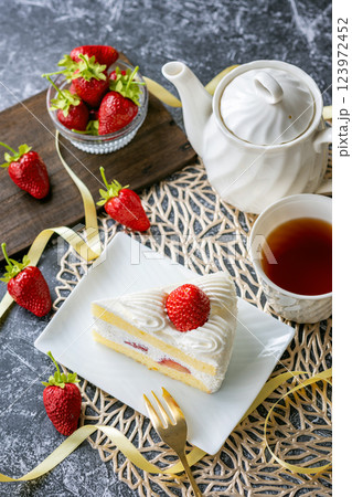 かわいいイチゴケーキ 123972452