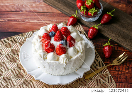 かわいいイチゴケーキ 123972453