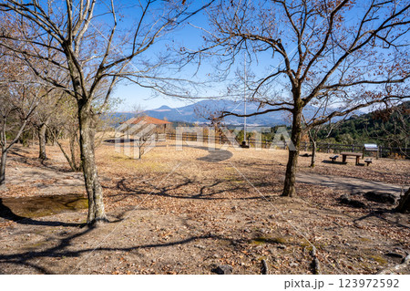 陣ノ岡から見る霧島連山の風景（湧水町） 123972592