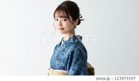 綺麗な着物女性 123973547