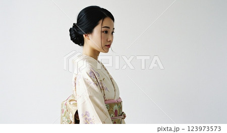 綺麗な着物女性 123973573