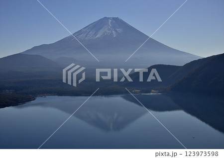 天子山地の中之倉峠の展望台より　富士山と静観な本栖湖に映る逆さ富士 123973598