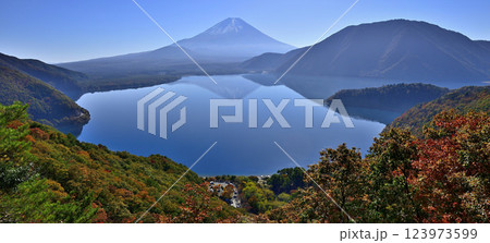 天子山地の中之倉峠展望台より　富士山と静観な本栖湖に映る逆さ富士のパノラマ 123973599