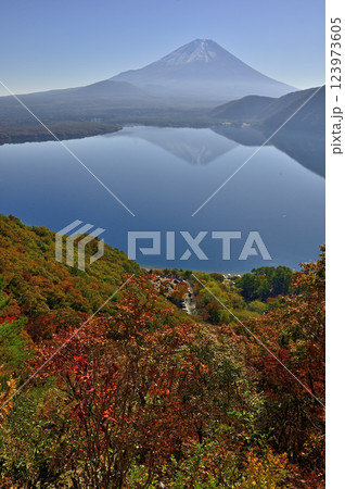 天子山地の中之倉峠展望台より本栖湖の紅葉に富士山 天子山地の中之倉峠展望台より本栖湖の紅葉に富士山 123973605