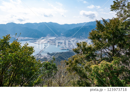 熊野古道伊勢路馬越峠から天狗倉山、尾鷲を望む 熊野古道伊勢路馬越峠から天狗倉山、尾鷲を望む 123973718