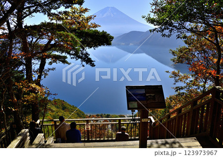 天子山地の中之倉峠の展望台より　富士山と本栖湖を眺める 123973967