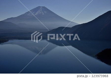 天子山地の中之倉峠の展望台より 富士山と静観な本栖湖に映る逆さ富士 天子山地の中之倉峠の展望台より 富士山と静観な本栖湖に映る逆さ富士 123973968