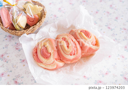 春色いちごパン 春色いちごパン 123974203