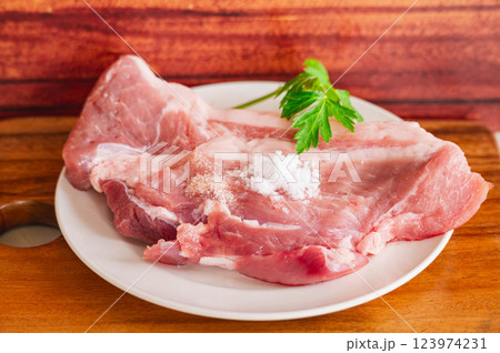 砂糖と塩を乗せた豚ロース肉 123974231