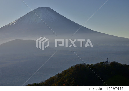 御坂山地のパノラマ台より　秋の日差しの富士山 123974534