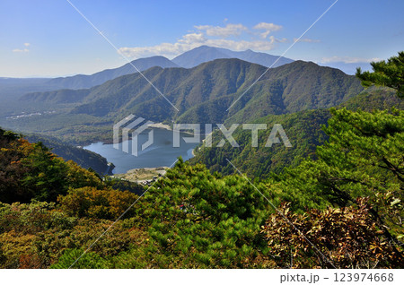 御坂山地の五湖山から望む秋の富士五湖の精進湖 御坂山地の五湖山から望む秋の富士五湖の精進湖 123974668