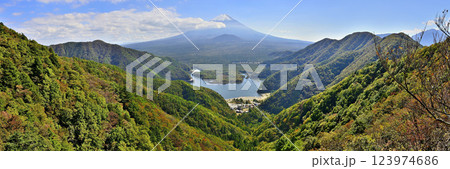 御坂山地 紅葉の精進山より 富士山と精進湖を望むパノラマ 御坂山地 紅葉の精進山より 富士山と精進湖を望むパノラマ 123974686