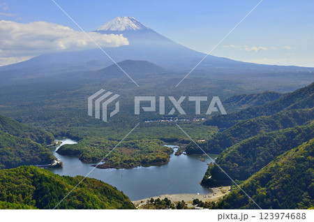 御坂山地の紅葉の精進山より 富士山と精進湖を望む 御坂山地の紅葉の精進山より 富士山と精進湖を望む 123974688