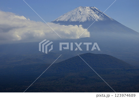 御坂山地の精進山より初冠雪の頃の富士山を望む 123974689