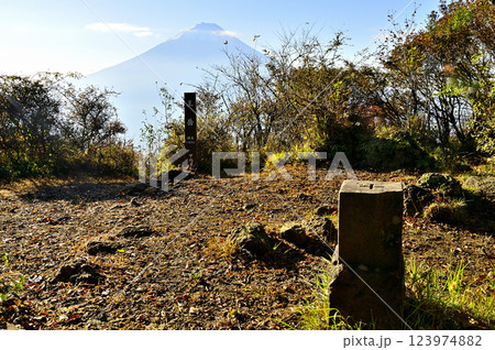 御坂山地の王岳山頂 朝日の頂に富士山 御坂山地の王岳山頂 朝日の頂に富士山 123974882