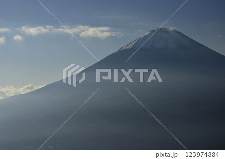 御坂山地の王岳山頂より望む初冠雪の頃の朝の富士山 御坂山地の王岳山頂より望む初冠雪の頃の朝の富士山 123974884