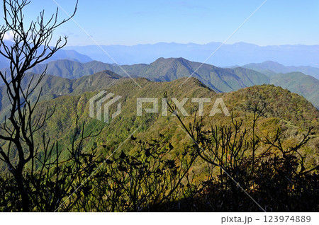 御坂山地の王岳より 紅葉の山並 御坂山地の王岳より 紅葉の山並 123974889