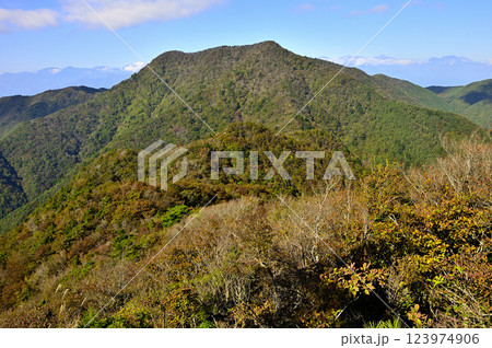 御坂山地の五湖山から眺める紅葉の三方分山 御坂山地の五湖山から眺める紅葉の三方分山 123974906