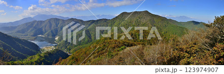 御坂山地の五湖山から眺める紅葉の三方分山と精進湖のパノラマ 御坂山地の五湖山から眺める紅葉の三方分山と精進湖のパノラマ 123974907