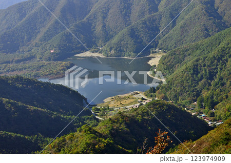 御坂山地の五湖山から眺める精進湖 御坂山地の五湖山から眺める精進湖 123974909