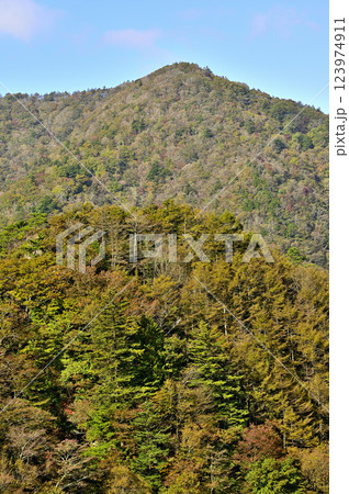 御坂山地の五湖山から眺める山梨百名山 紅葉の三方分山 御坂山地の五湖山から眺める山梨百名山 紅葉の三方分山 123974911