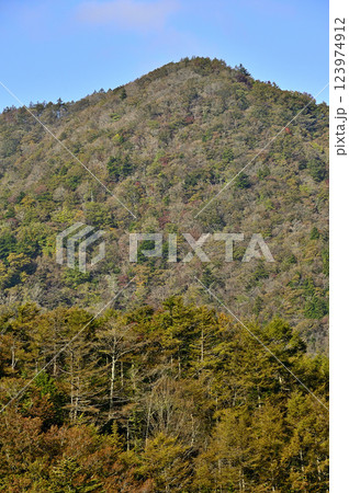 御坂山地の五湖山から眺める山梨百名山　紅葉の三方分山 123974912