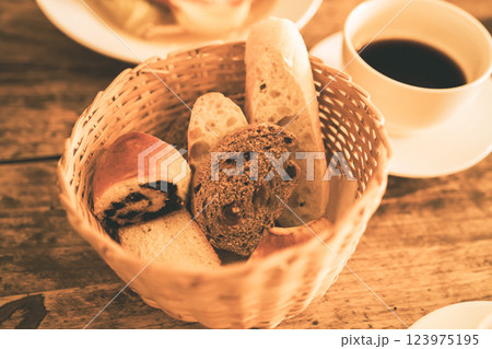 朝、カフェで食べる朝食とコーヒー 123975195